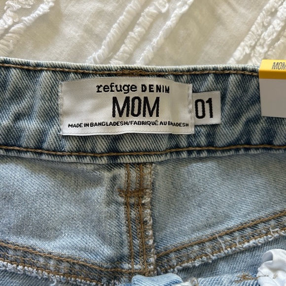 ✨BRAND NEW✨ Refuge Denim High Rise Mom Shorts // Size 1 - Picture 3 of 5
